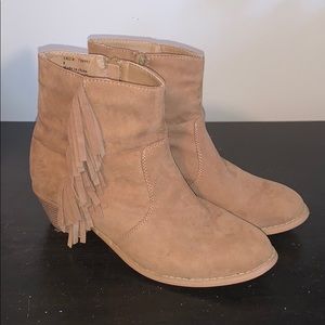 Women’s size 8 faux suede frilly booties